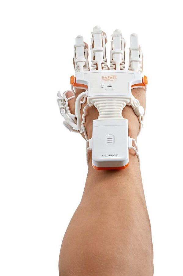 https://content.blog.neofect.com/2019/05/Smart-Glove_Neofect-stroke-rehab_2.jpg